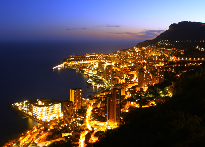 Vista noturna de Monaco